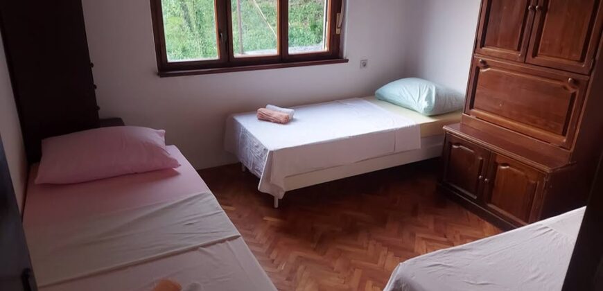 Iznajmljuje se etaža kuće za 7 radnika – Bribir (Novi Vinodolski)