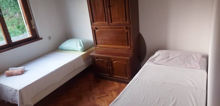 Iznajmljuje se etaža kuće za 7 radnika – Bribir (Novi Vinodolski)